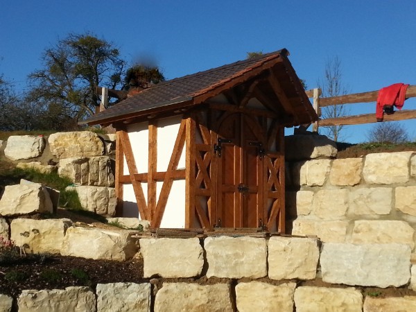 Gartenhaus im Fachwerkstil mit behauenen Balken 1